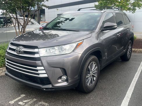 Used 2019 Toyota Highlander XLE FWD image 2