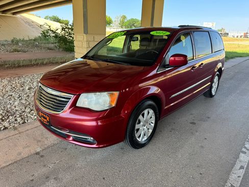 Used 2014 Chrysler Town & Country Touring FWD image 7