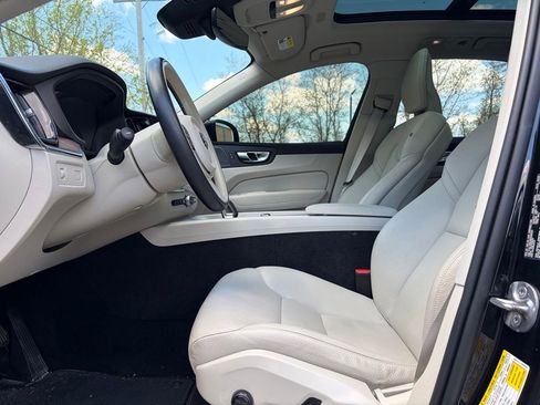 Used 2022 Volvo XC60 B5 Momentum w/ Climate Package AWD/4WD image 11