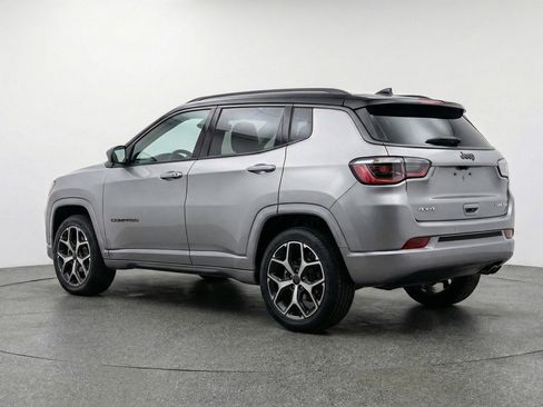 Used 2025 Jeep Compass Limited image 5