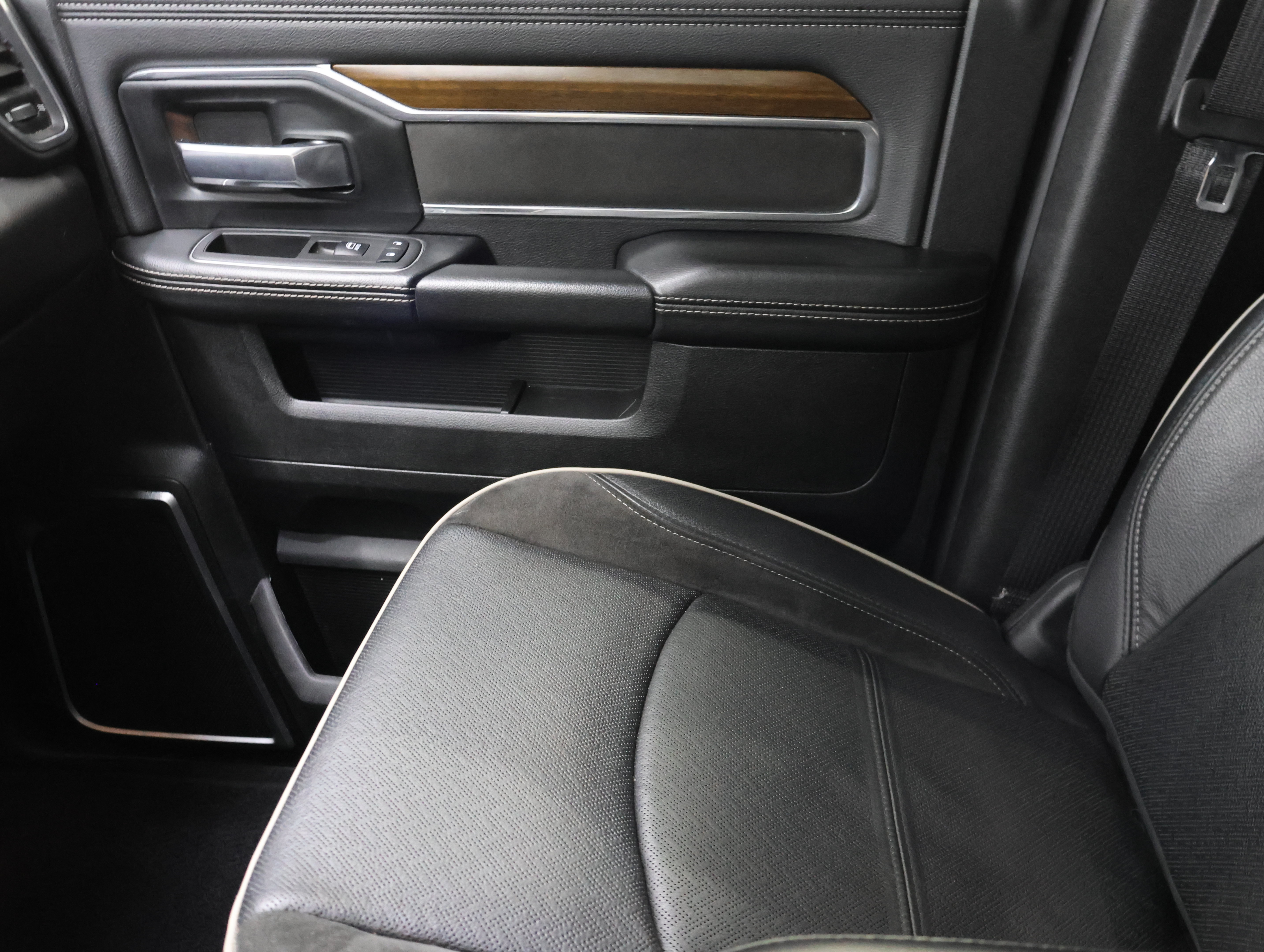 Used 2024 RAM 2500 Laramie AWD/4WD image 13