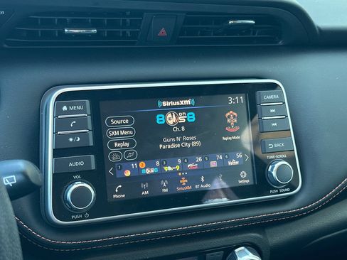 Used 2019 Nissan Kicks SR w/ SR Premium Package FWD image 17