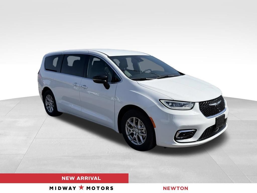Used 2025 Chrysler Pacifica Select FWD image 1