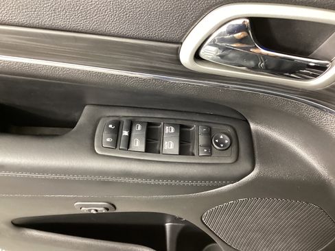 Used 2022 Jeep Grand Cherokee Limited image 27