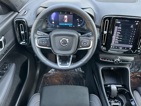 Used 2025 Volvo XC40 B5 Plus image 17