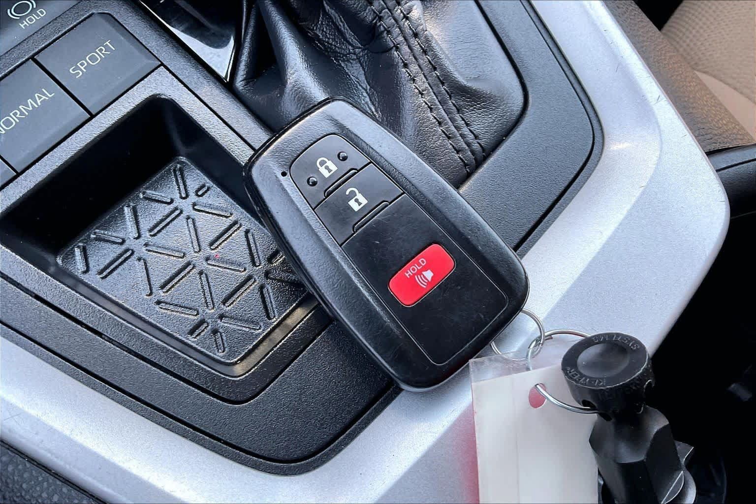 Used 2025 Toyota RAV4 XLE FWD image 14