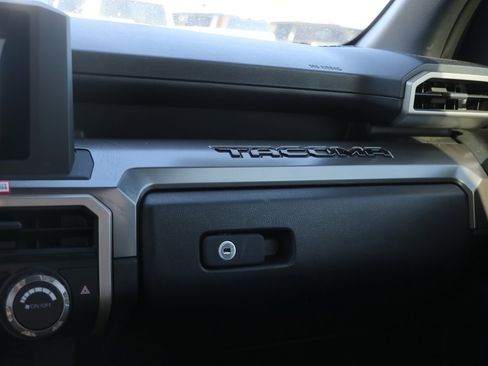 Used 2025 Toyota Tacoma SR5 AWD/4WD image 27