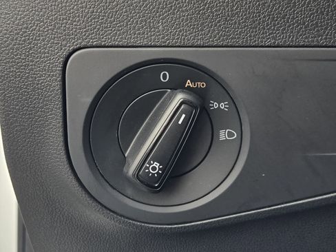 Used 2020 Volkswagen Tiguan S image 18