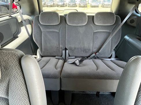 Used 2006 Chrysler Town & Country Touring FWD image 13