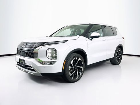 Used 2024 Mitsubishi Outlander SE image 3