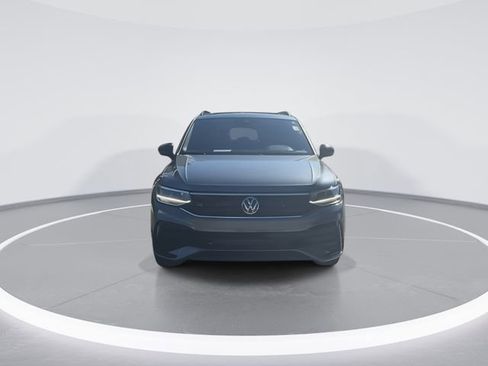 Certified 2024 Volkswagen Tiguan SE R-Line image 3