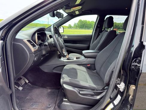 Used 2017 Jeep Grand Cherokee Laredo AWD/4WD image 2