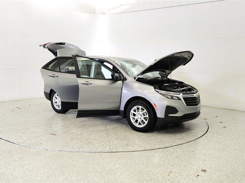 Used 2024 Chevrolet Equinox LS w/ LS Convenience Package FWD image 9