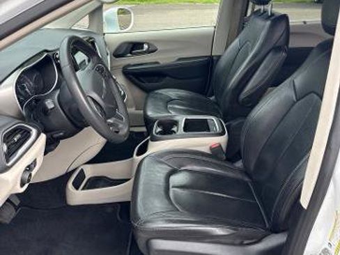 Used 2022 Chrysler Pacifica Touring-L FWD image 18