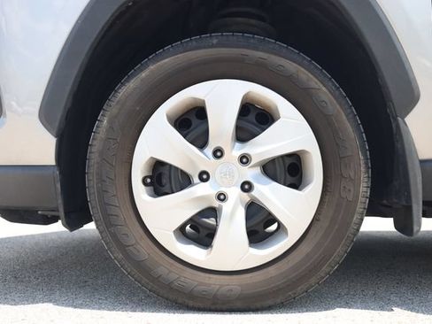 Used 2021 Toyota RAV4 LE AWD/4WD image 9