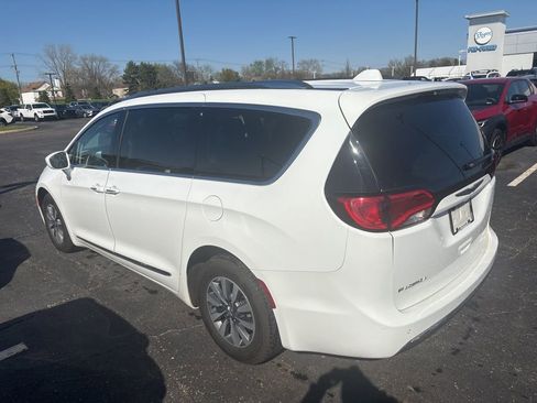 Used 2020 Chrysler Pacifica Touring-L Plus FWD image 5
