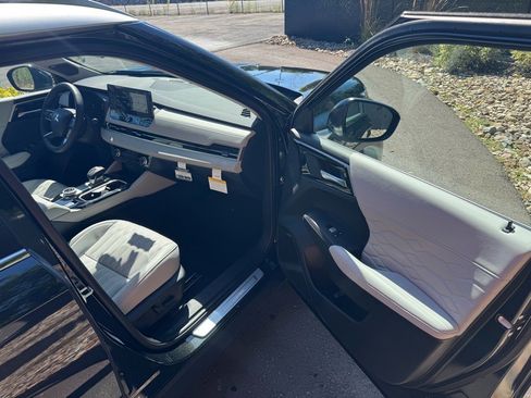 Used 2025 Mitsubishi Outlander AWD image 11