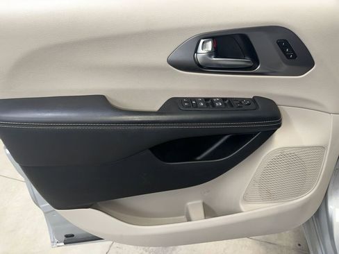 Used 2023 Chrysler Pacifica Touring-L FWD image 4