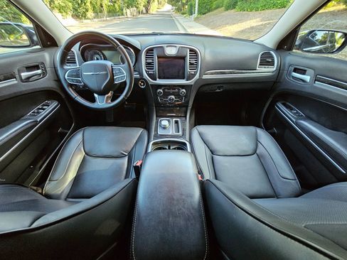 Used 2018 Chrysler 300 Limited image 29