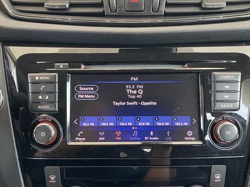 Used 2020 Nissan Rogue SV image 3