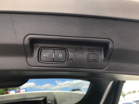 Used 2022 Ford Explorer XLT image 36