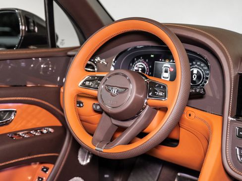 Used 2025 Bentley Bentayga image 33