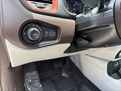 Used 2017 Jeep Renegade Latitude FWD image 17