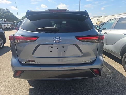 Used 2023 Toyota Highlander Limited FWD image 7