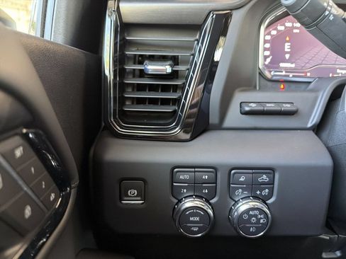 Certified 2025 GMC Sierra 2500 AT4X w/ AT4X AEV Edition AWD/4WD image 18