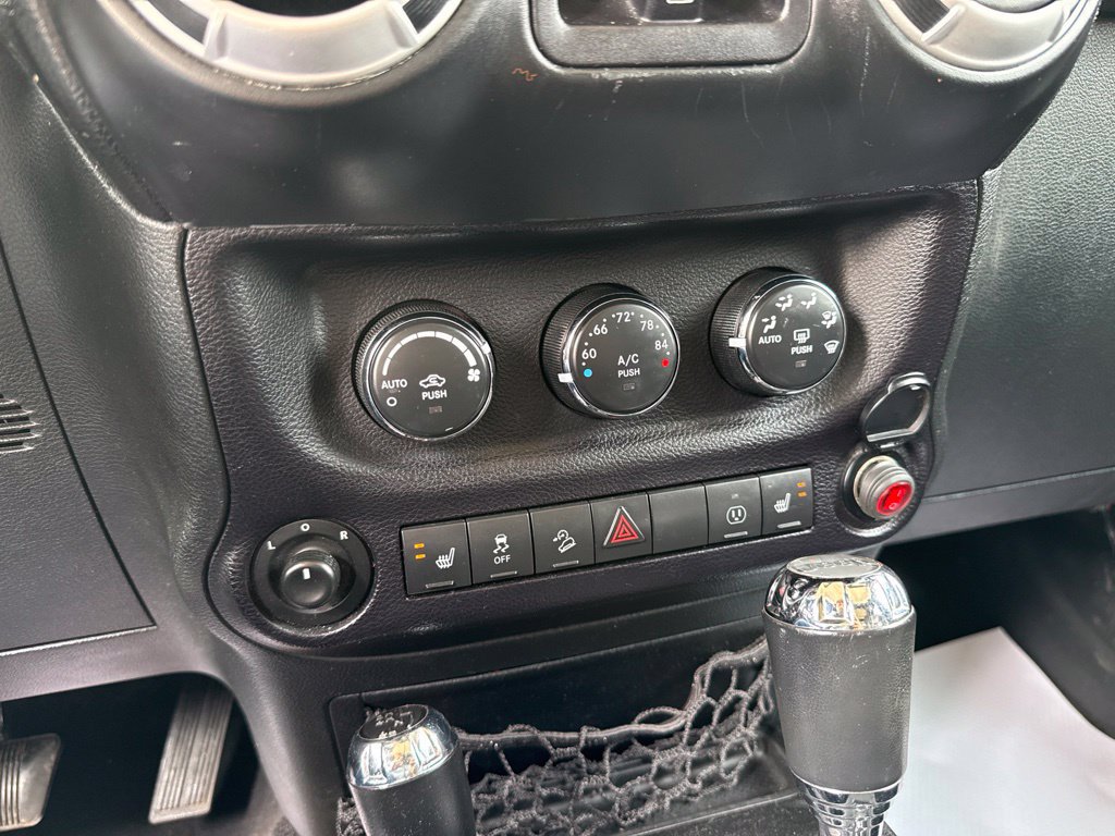 Used 2014 Jeep Wrangler Unlimited Rubicon w/ Connectivity Group AWD/4WD image 30