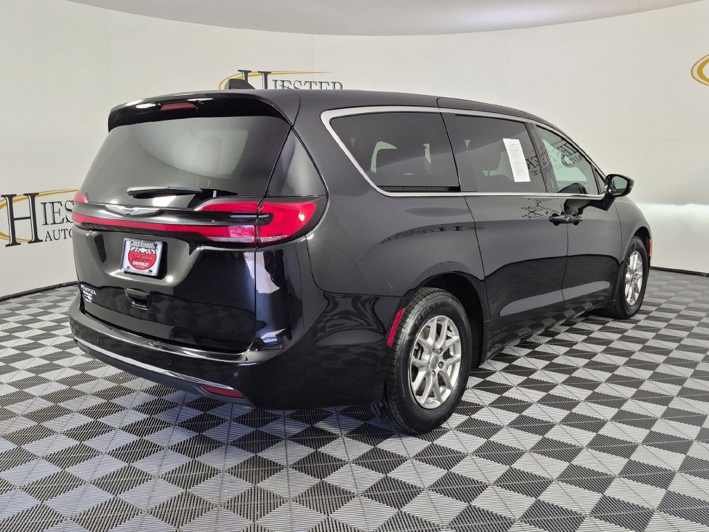 Used 2025 Chrysler Pacifica Select FWD image 4