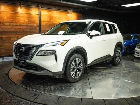 Used 2022 Nissan Rogue SV image 2