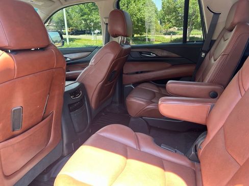 Used 2018 Cadillac Escalade Premium Luxury AWD/4WD image 16