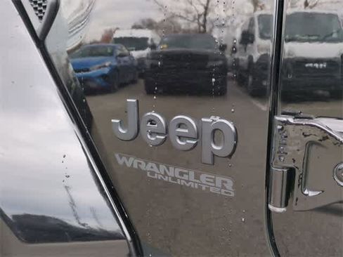 Used 2019 Jeep Wrangler Unlimited Sahara image 12