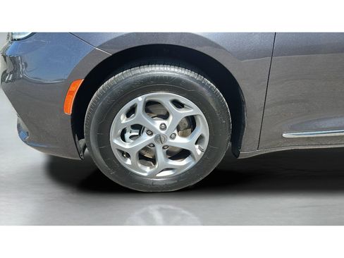 Used 2023 Chrysler Pacifica Limited FWD image 22