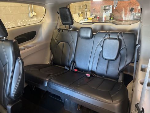 Used 2024 Chrysler Pacifica Touring-L FWD image 18