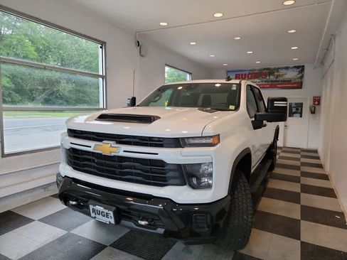 Used 2024 Chevrolet Silverado 2500 Custom w/ Custom Value Package AWD/4WD image 2