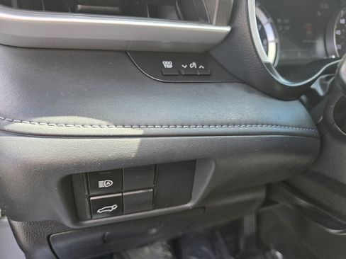 Used 2022 Toyota Highlander XLE AWD/4WD image 19
