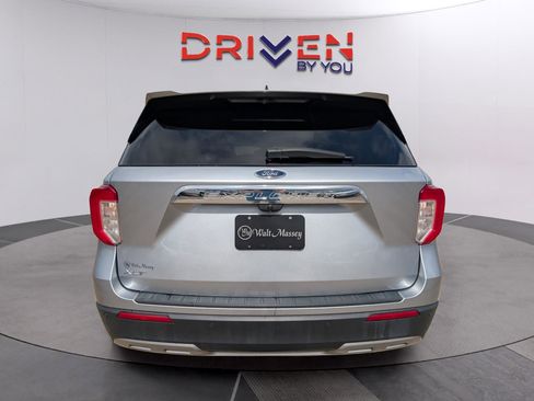 Used 2022 Ford Explorer XLT w/ Equipment Group 202A image 4