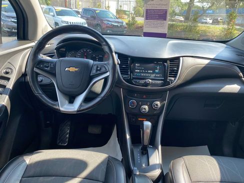 Used 2017 Chevrolet Trax LT w/ LT Convenience Package AWD/4WD image 9