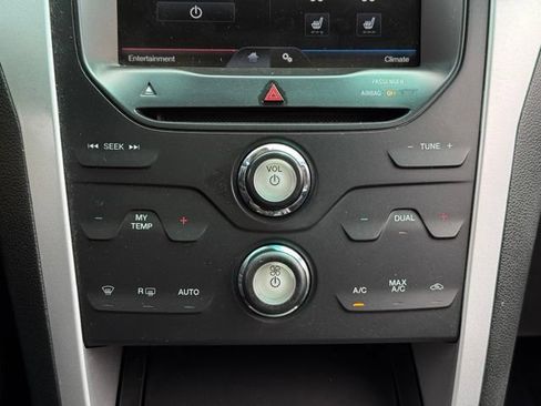 Used 2015 Ford Explorer XLT w/ Equipment Group 202B AWD/4WD image 16