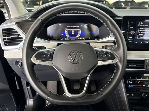 Used 2025 Volkswagen Taos SE w/ Panoramic Sunroof Package FWD image 15