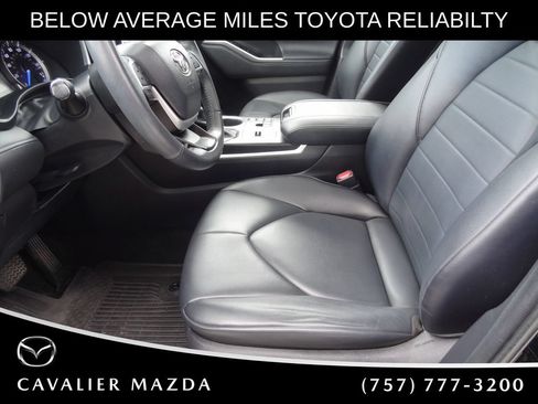Used 2023 Toyota Highlander XLE AWD/4WD image 10