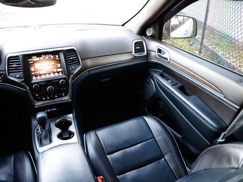 Used 2017 Jeep Grand Cherokee Overland w/ Jeep Active Safety Group image 26