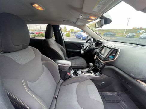 Used 2017 Jeep Cherokee Latitude w/ Cold Weather Group image 7