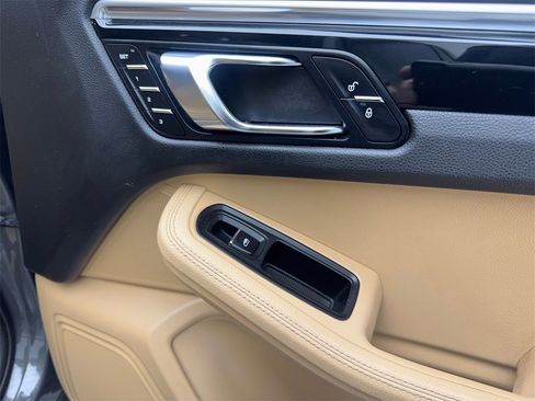 Used 2018 Porsche Macan image 48