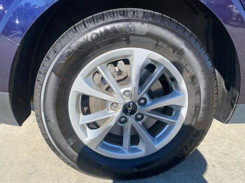 Used 2023 Kia Carnival LX image 27