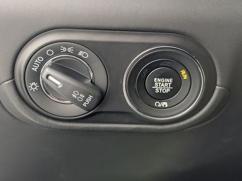 Used 2018 Maserati Levante AWD/4WD image 16