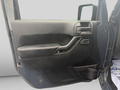 Used 2018 Jeep Wrangler Unlimited Sahara w/ Dual Top Group AWD/4WD image 16