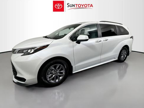 Used 2025 Toyota Sienna XLE FWD image 9